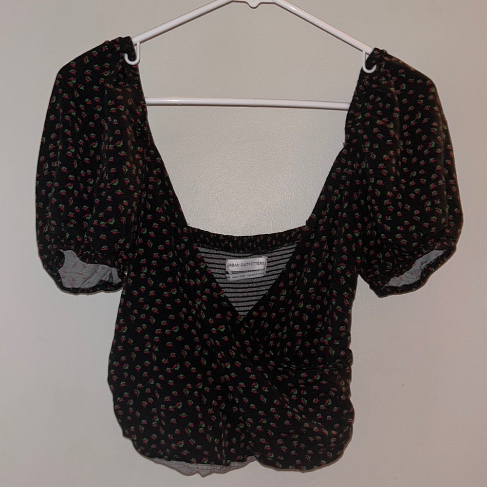 UO bellcap crop top w/ corset back and wrap design. Black and red floral design